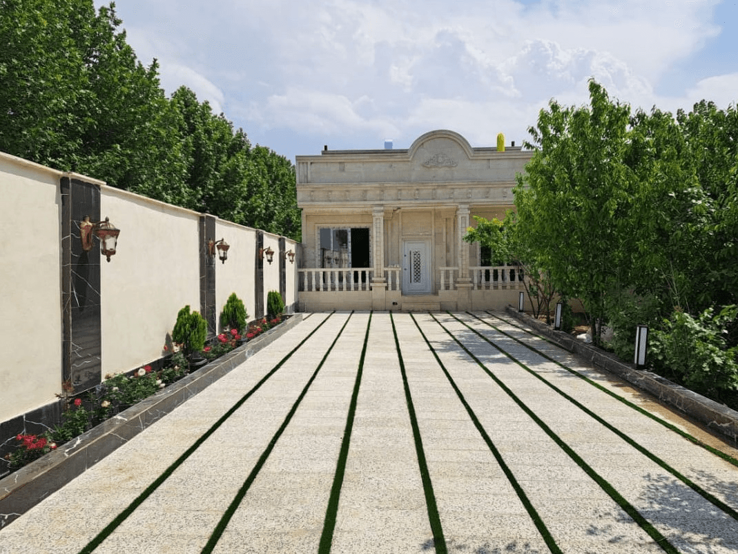 ویلا دوبلکس با استخرسرپوشیده آبگرم در چهارباغ البرز نما و حیاط 