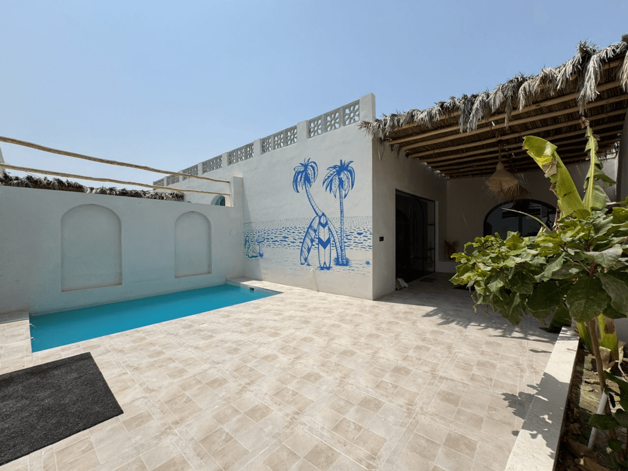 ویلا دوخوابه با استخر روباز در طبل قشم - گواوا حیاط و نما 