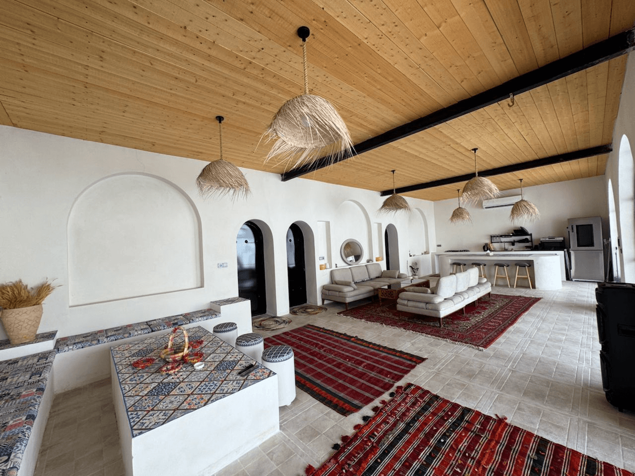 ویلا سه خوابه با استخر روباز در طبل قشم  - لیچی حیاط و نما 