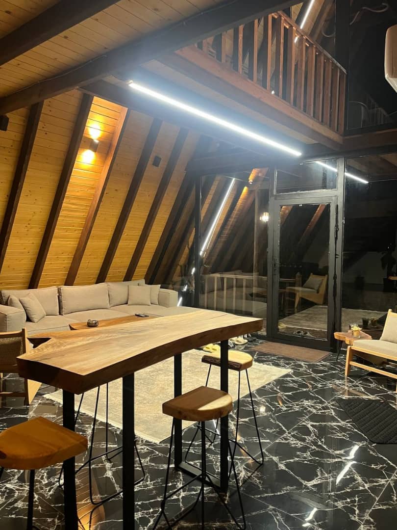 اجاره کلبه سوئیسی جکوزی دار در روستای لاروسر کلارآباد  نما کلبه 