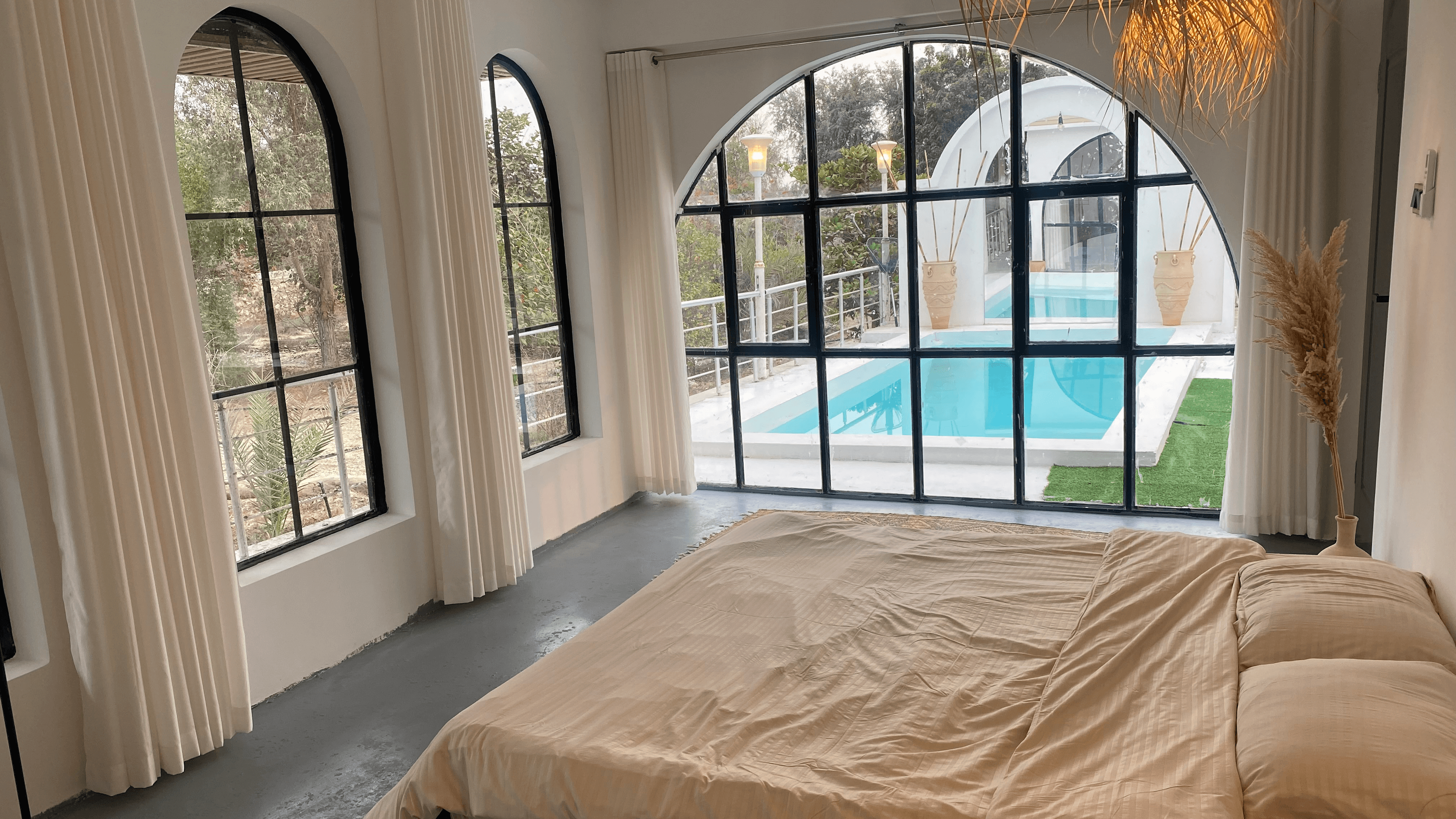 ویلا با استخر روباز آبسرد در رمکان قشم  اتاق 1 ویو به سمت استخر 