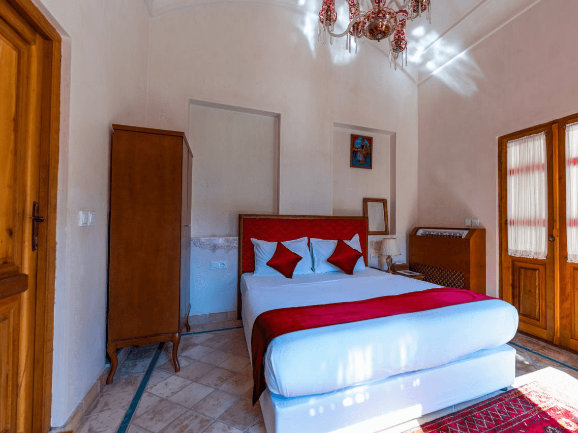 اقامتگاه سنتی در خیابان فاضل نراقی کاشان - 102 دابل نرمال  حیاط 