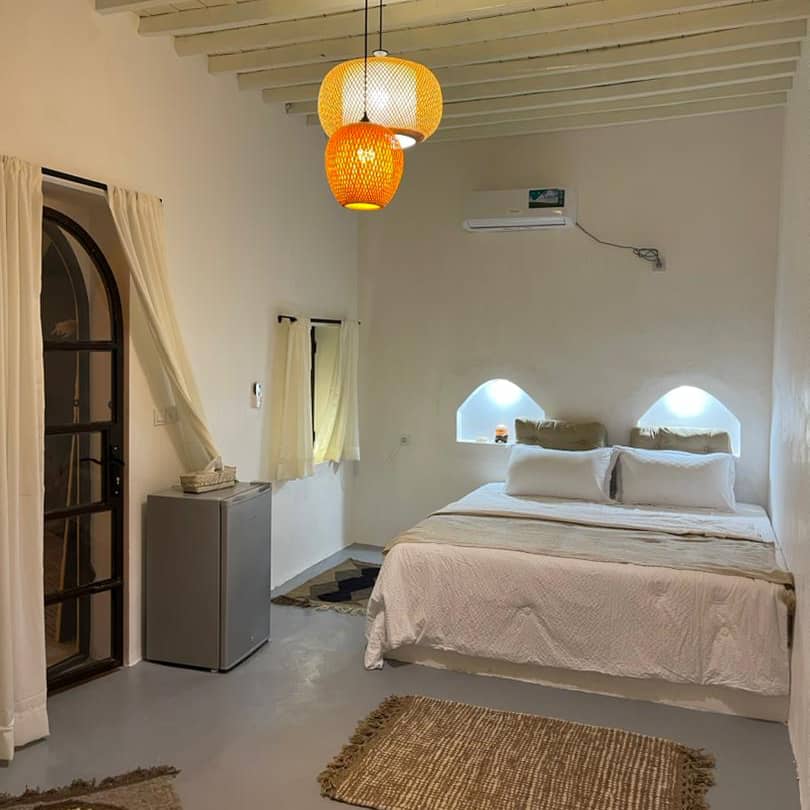 اقامتگاه بومگردی در گوران قشم - نخلا حیاط و استخر