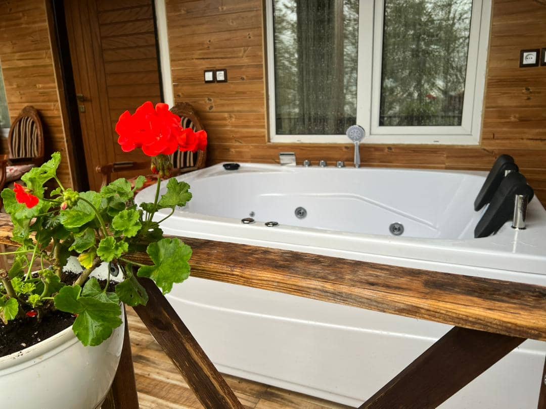 اجاره کلبه سوئیسی جکوزی دار در روستا پنگاپشت شاندرمن ماسال  نما کلبه سوئیسی 