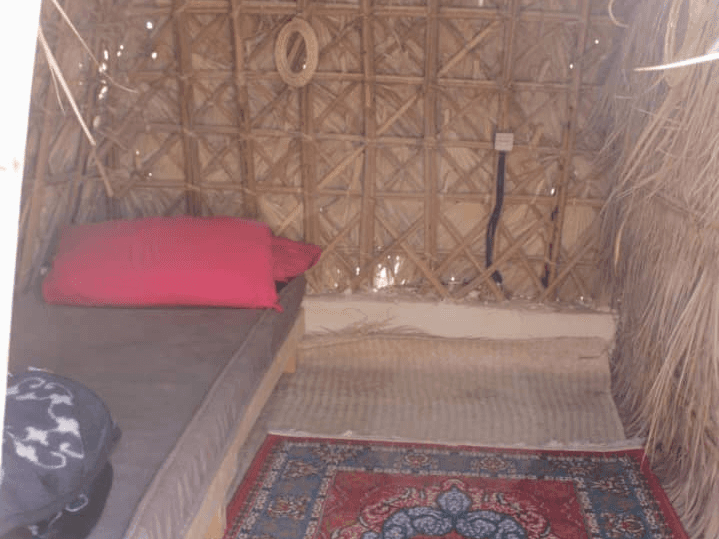 اجاره کپر ساحلی در هرمز - سعدی  حیاط اقامتگاه 