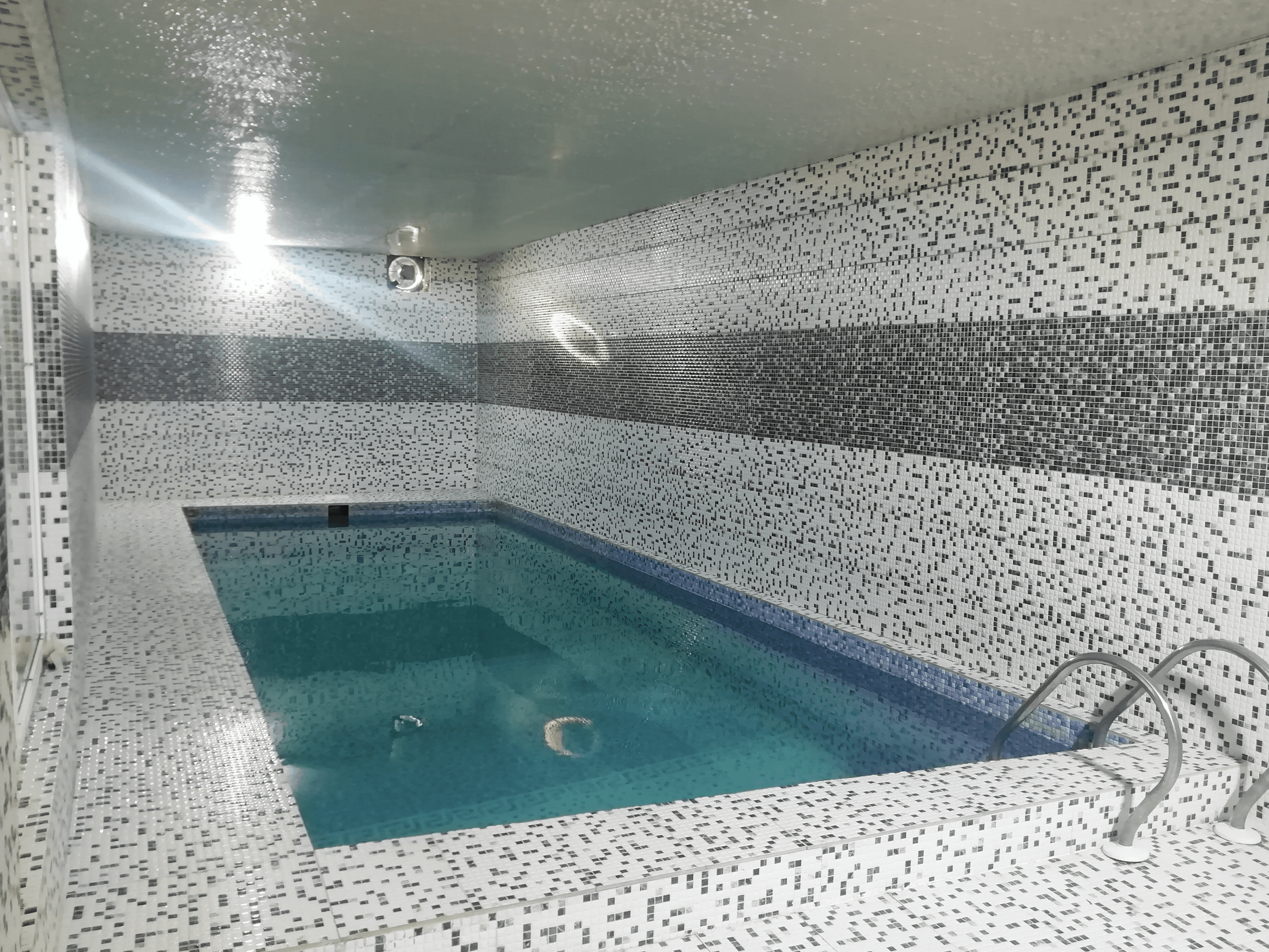 ویلا با استخر سرپوشیده آبگرم در روستا لزربن تنکابن  نما ویلا 