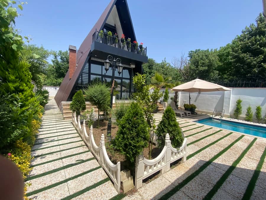 کلبه سوئیسی با استخر روباز آبگرم در لاهیجان نما اقامتگاه 