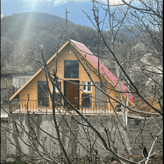  کلبه سوئیسی در روستا بیاره سی سخت  نما کلبه