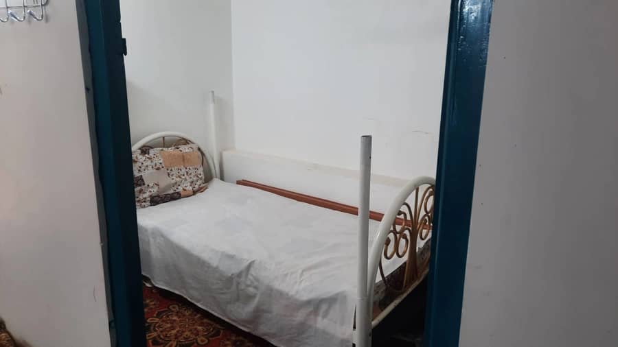 اقامتگاه بومگردی در برزک کاشان - توت سفید حیاط اقامتگاه