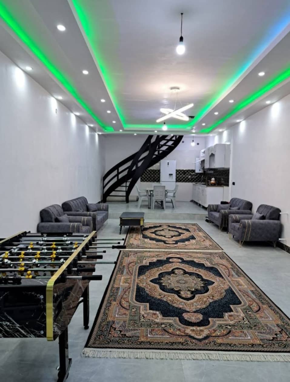 ویلا دوبلکس با استخرسرپوشیده آبگرم در چهارباغ البرز نما و حیاط 