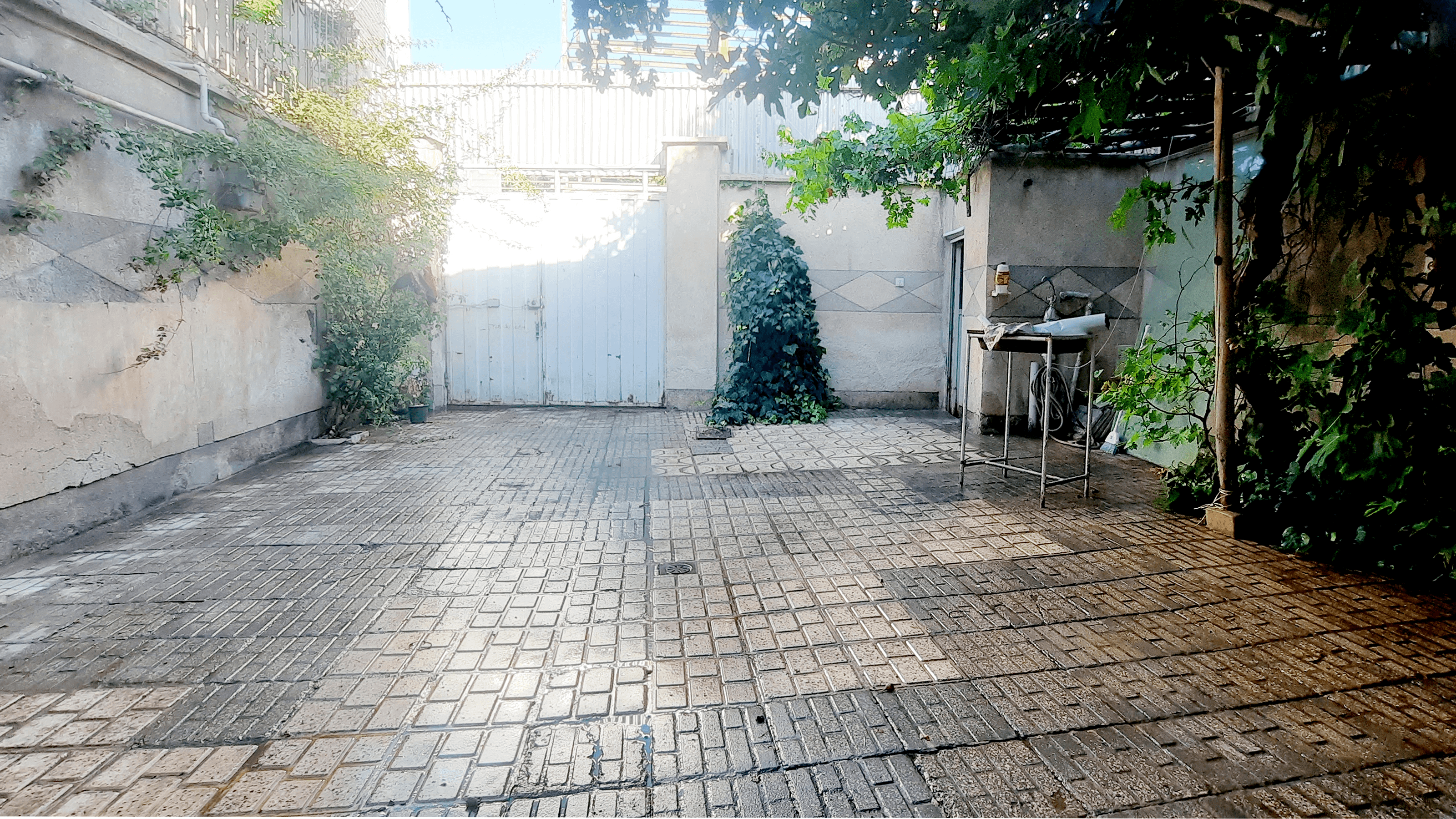 سوییت مبله نزدیک حرم در خیابان 17 شهریور مشهد حیاط 