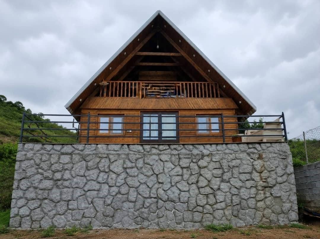 کلبه سوئیسی جنگلی جکوزی‌دار در روستای سنگنیشت زیرآب نما کلبه سوئیسی 