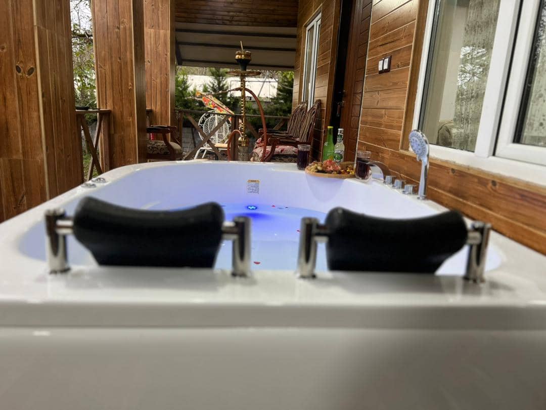 اجاره کلبه سوئیسی جکوزی دار در روستا پنگاپشت شاندرمن ماسال  نما کلبه سوئیسی 