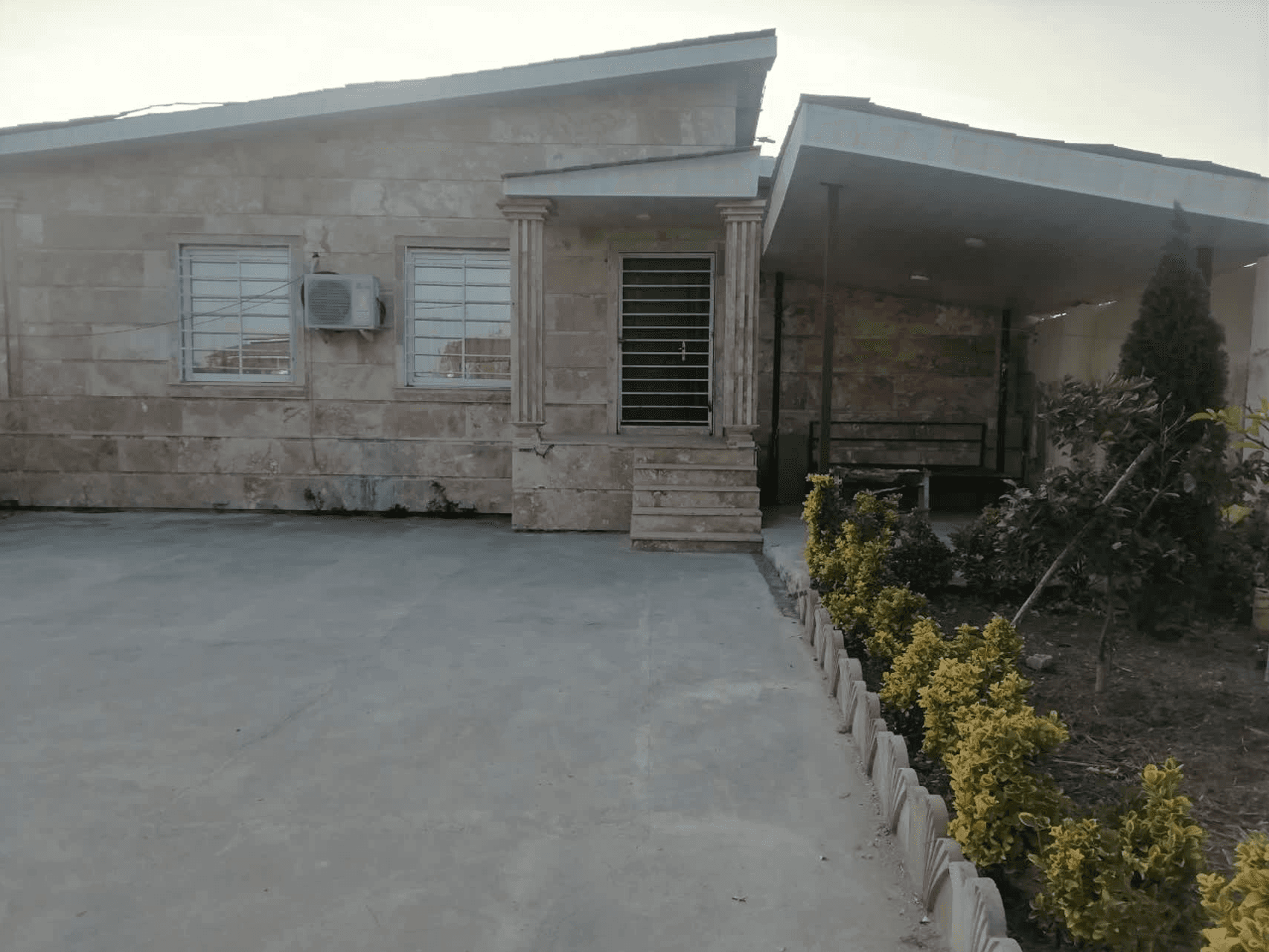 ویلا با استخر سرپوشیده آبگرم در روستا لزربن تنکابن  نما ویلا 