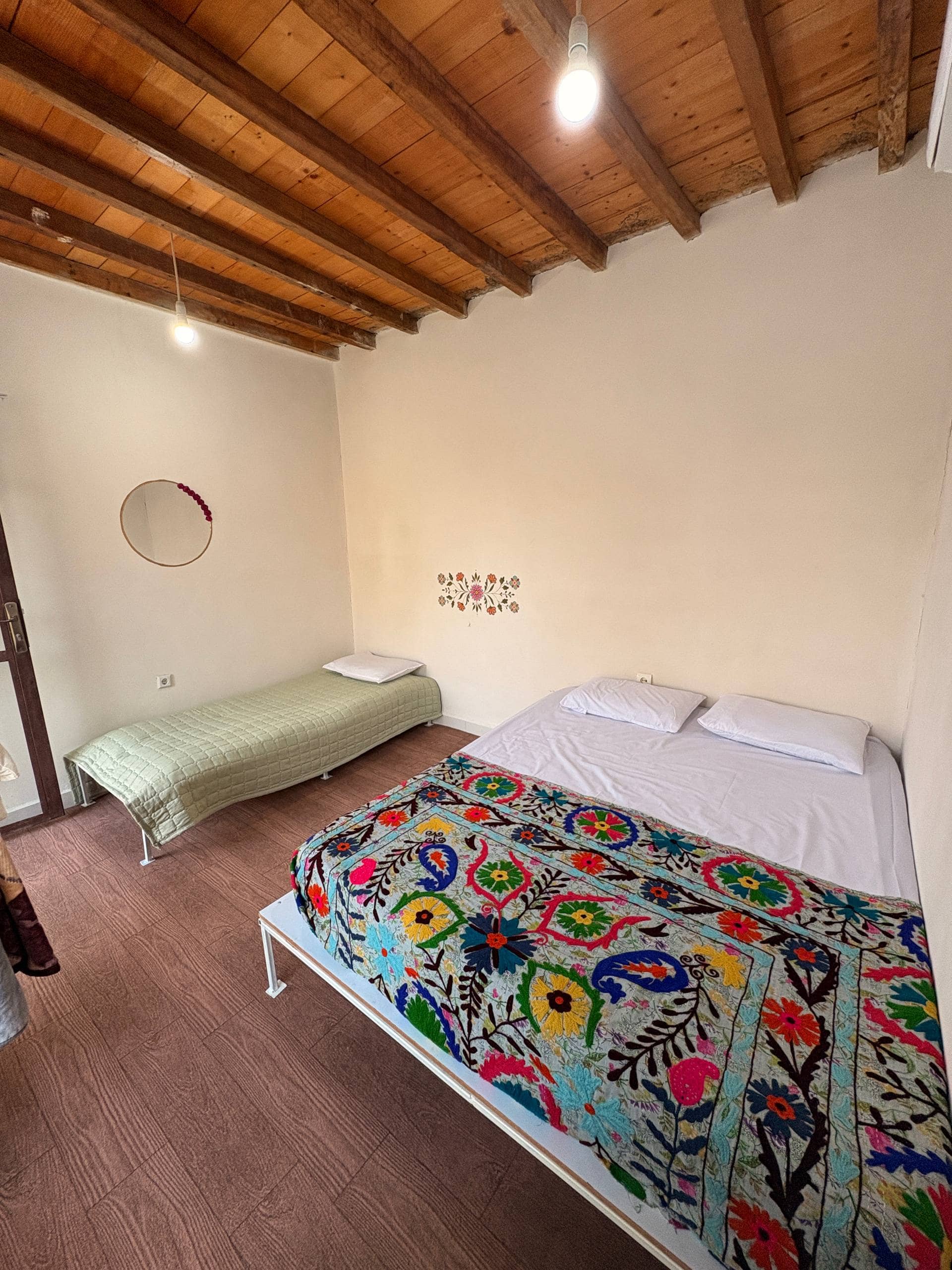 اجاره اتاق بوم گردی در باغستان پارسیان - اتاق 7 بیرون اقامتگاه