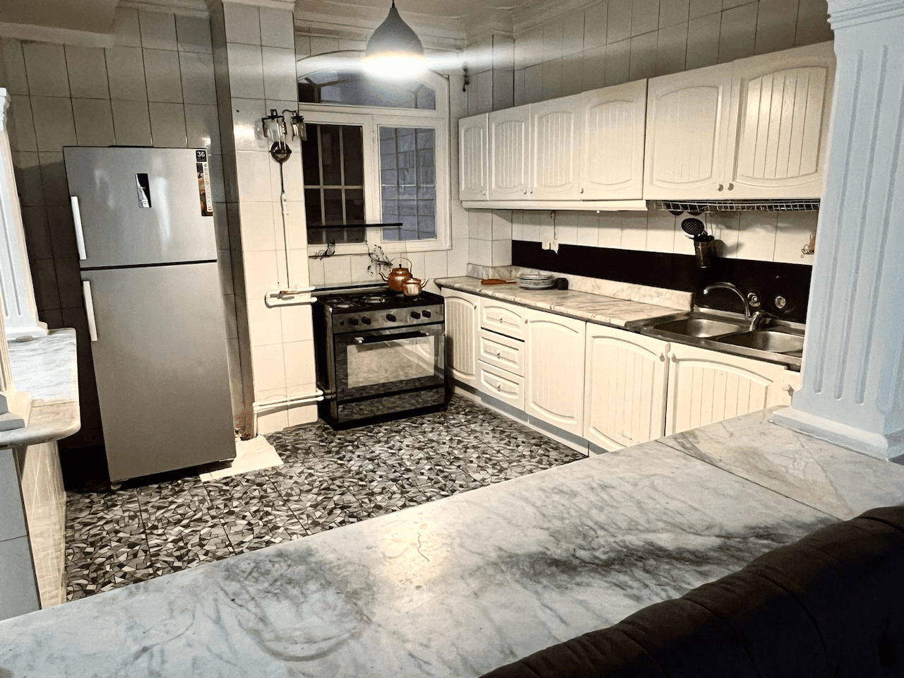 اجاره آپارتمان در خیابان کاشانی تهران - طبقه همکف  سالن 