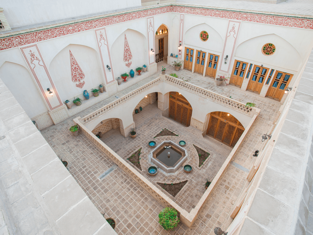 بوتیک هتل سنتی در کاشان - گلشن محوطه و نما