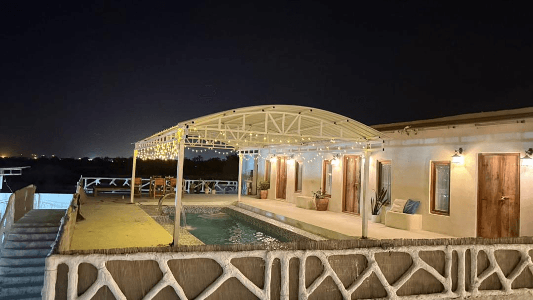 اقامتگاه بومگردی با استخر روباز آبسرد در سلخ قشم - چهار تخته vip اتاق