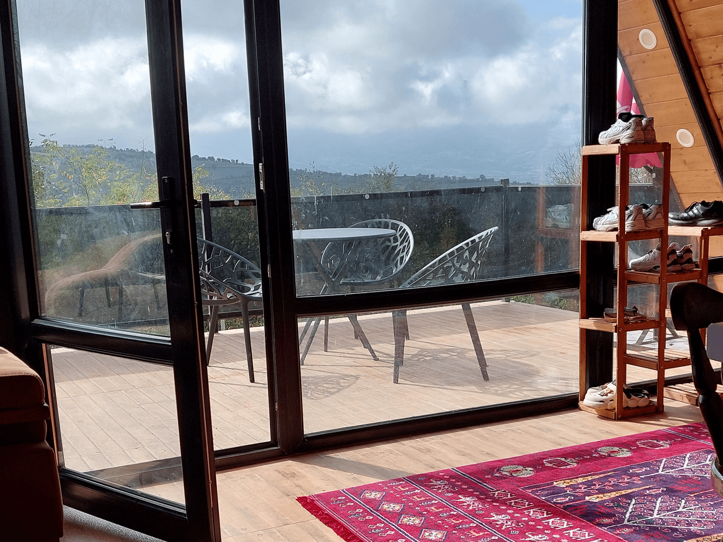 کلبه سوئیسی دوبلکس در ییلاقات روستا نوده بره سر نما کلبه 