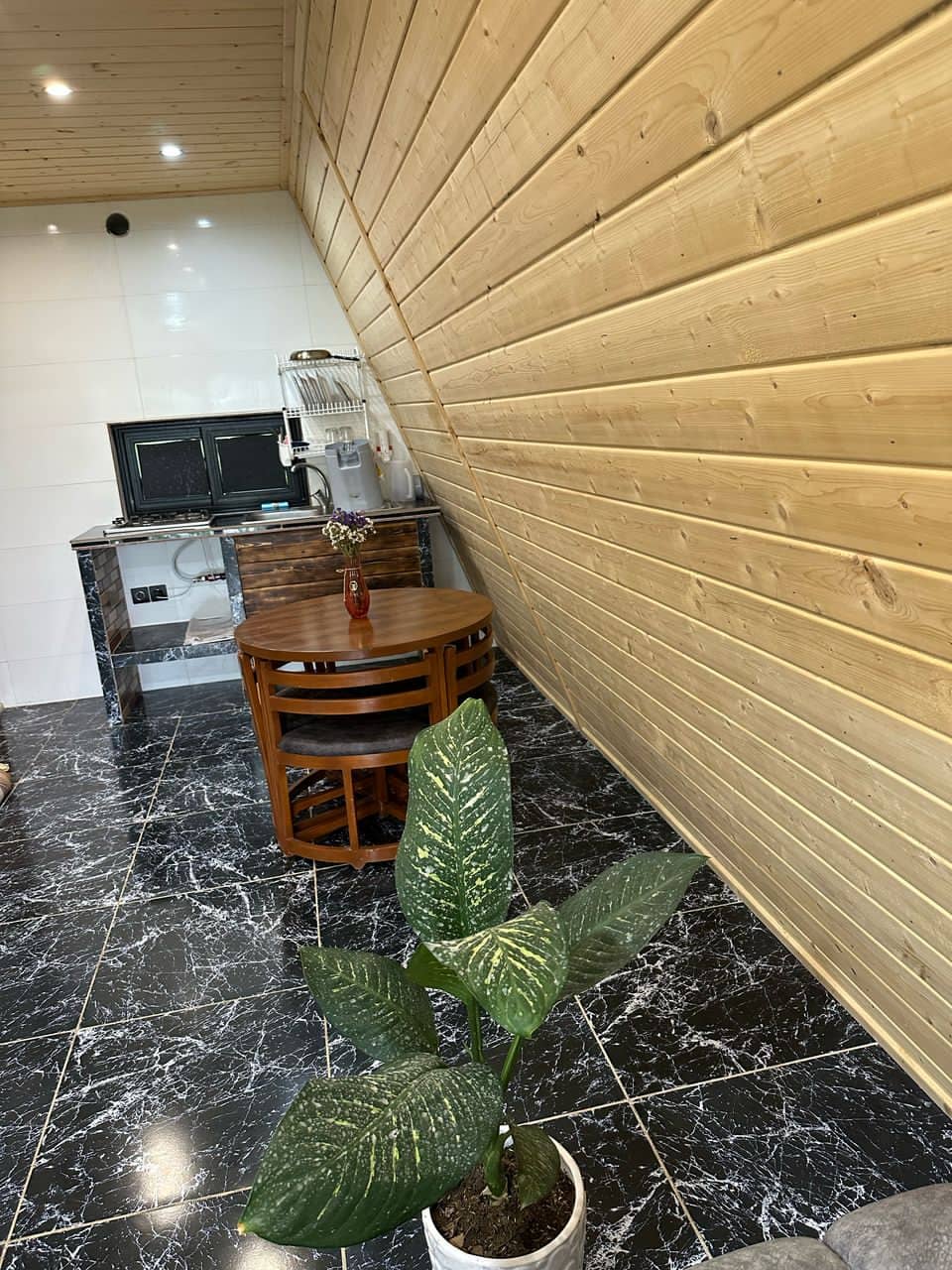 کلبه سوئیسی دوبلکس جکوزی دار در اربه کله رامسر نما کلبه