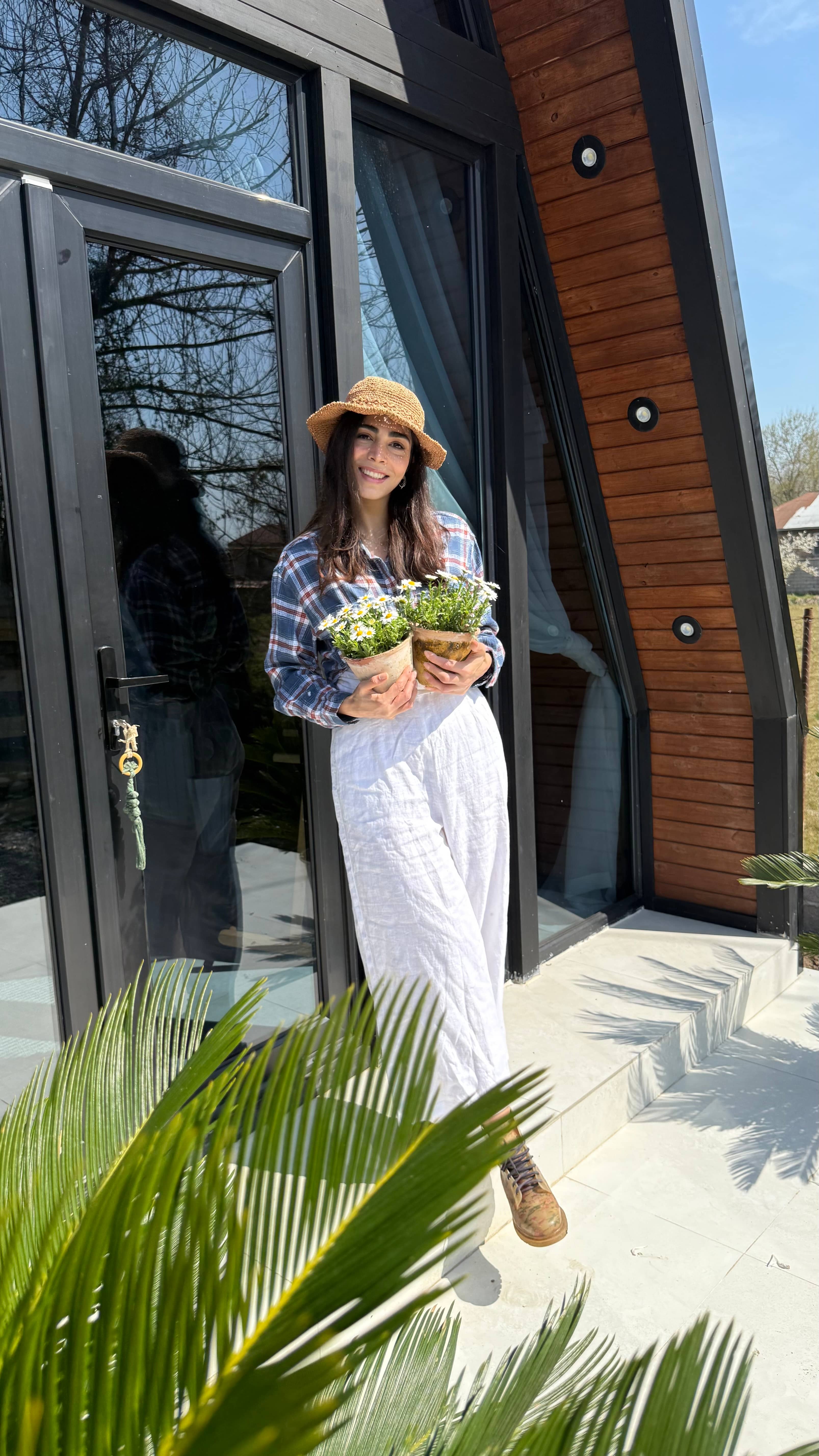 hostIntroImage-طاهره نیک‌نژاد