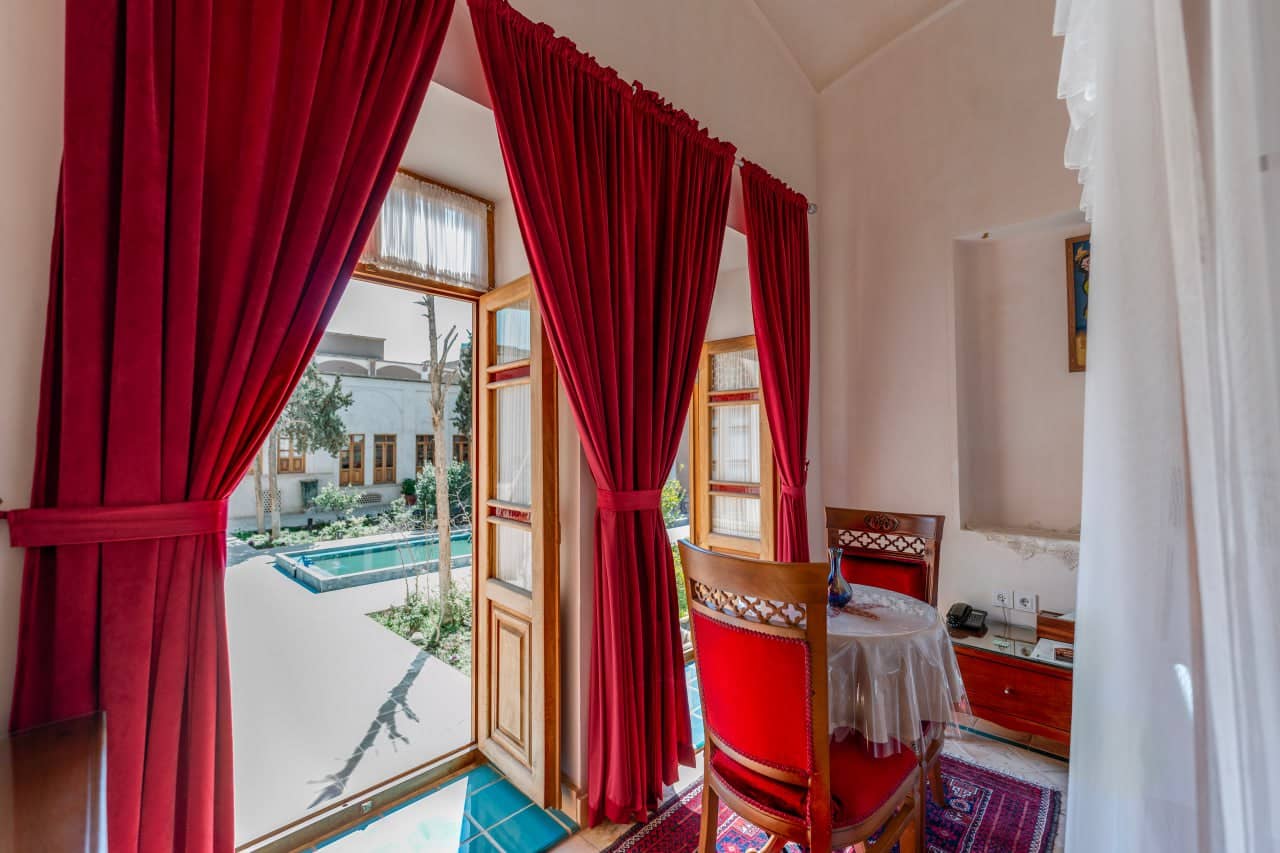 اقامتگاه سنتی در خیابان فاضل نراقی کاشان - 106 دابل لوکس فضای اتاق 