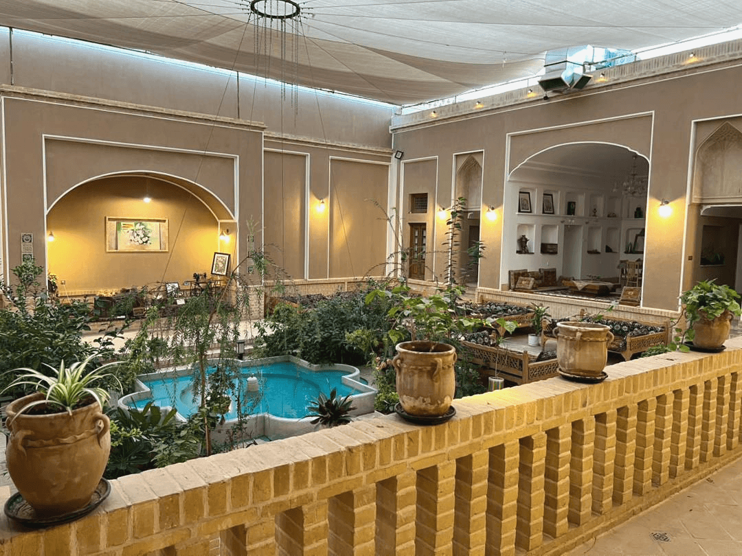 اجاره اتاق سه تخته در خیابان فهادان یزد - 108 حیاط اقامتگاه 