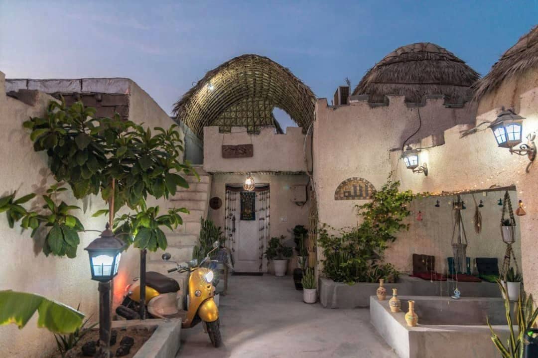 اجاره اقامتگاه بومگردی ساحلی در هرمز - شمس و مولانا حیاط مجموعه 