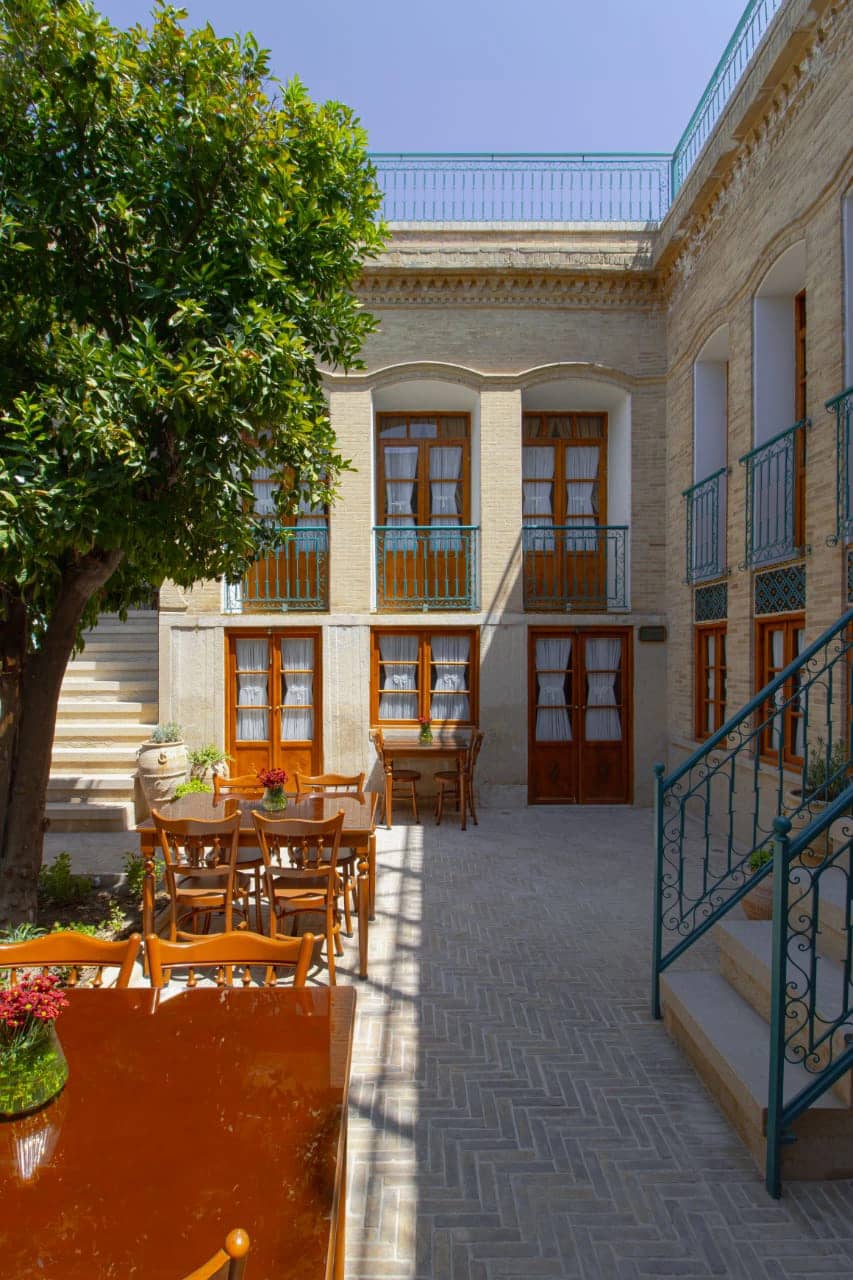 بوتیک هتل یک تخته در شیراز - یاس نما و حیاط 