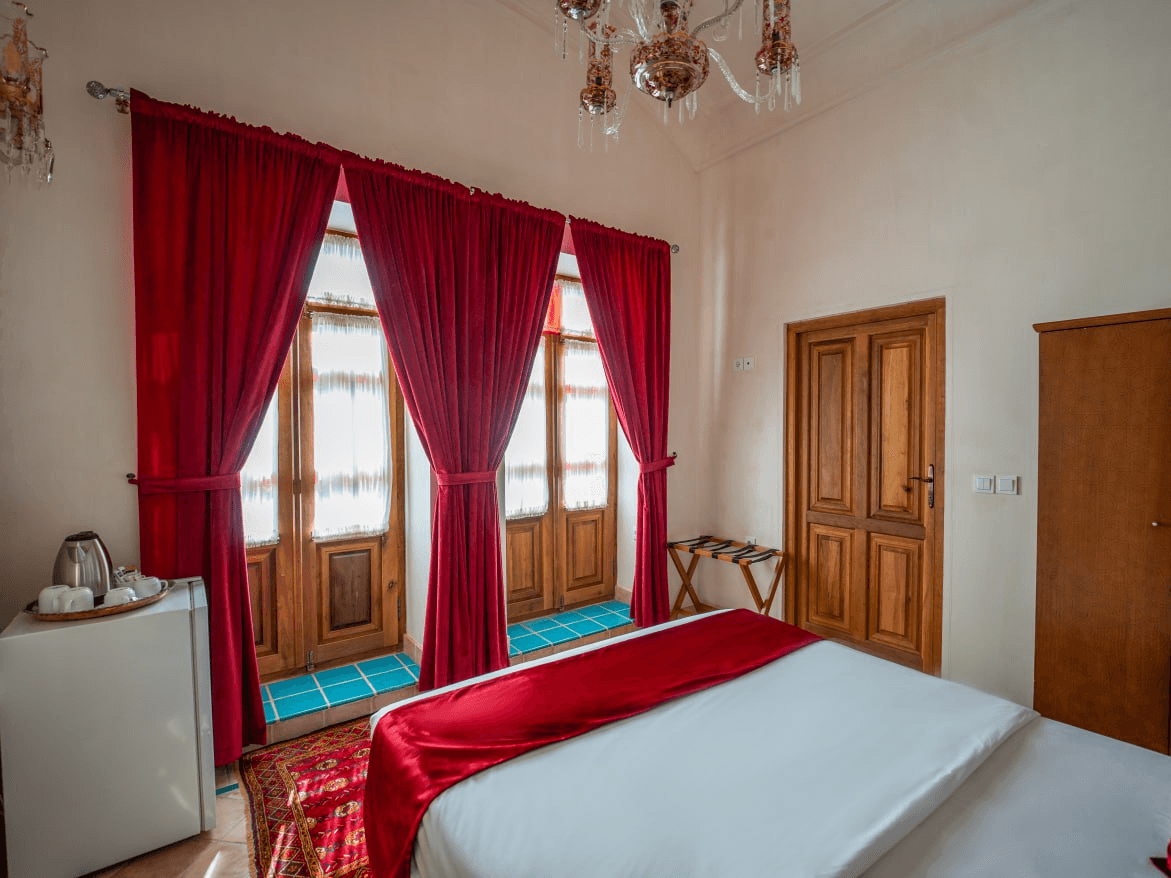 اقامتگاه سنتی در خیابان فاضل نراقی کاشان - 102 دابل نرمال  حیاط 