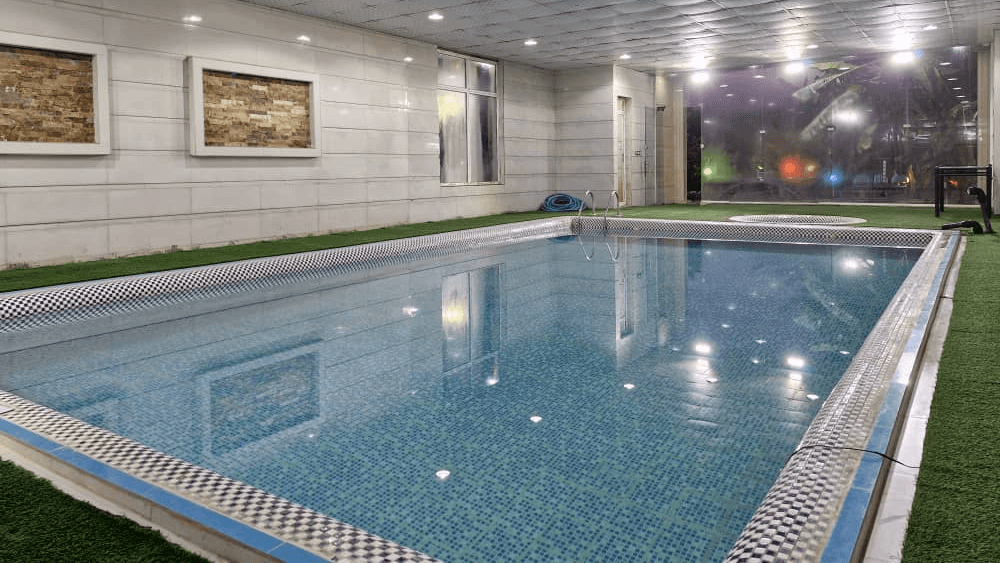 ویلا با استخر سرپوشیده چهارفصل در مهرشهر دزفول نما و حیاط 