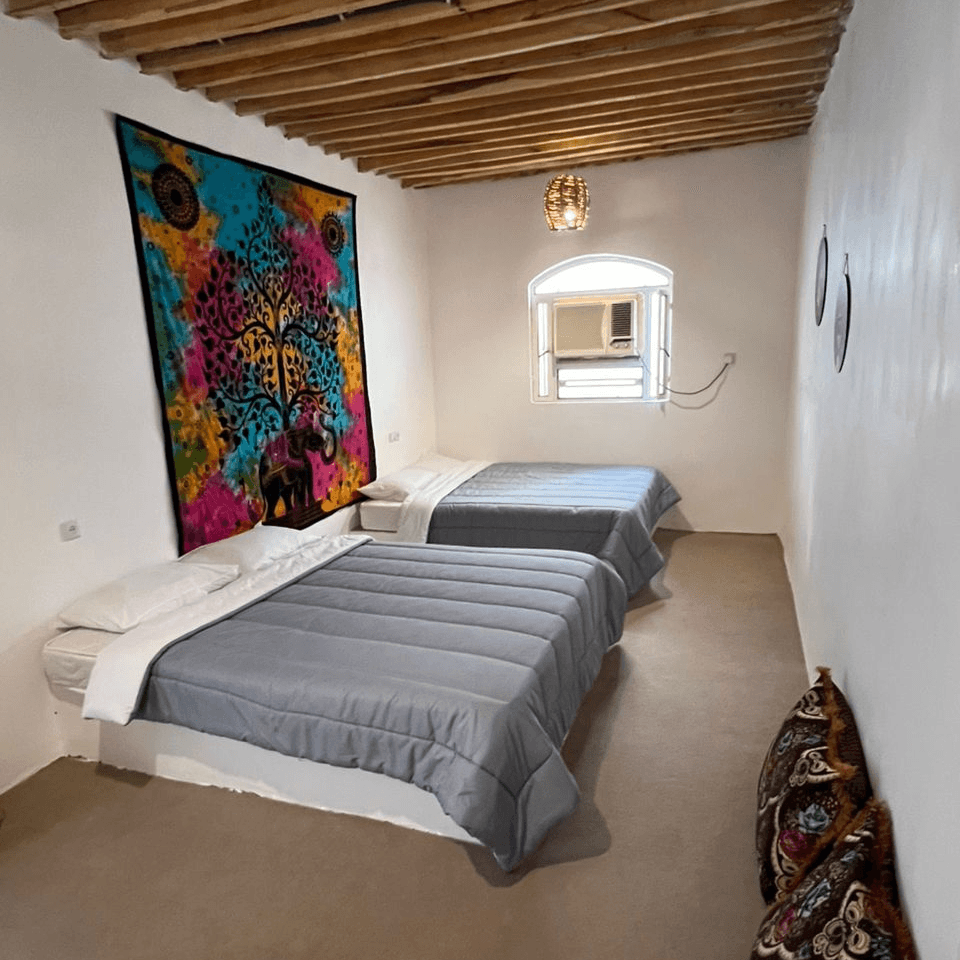 اجاره اقامتگاه بومگردی با استخر روباز در طبل قشم - درخت زندگی محوطه