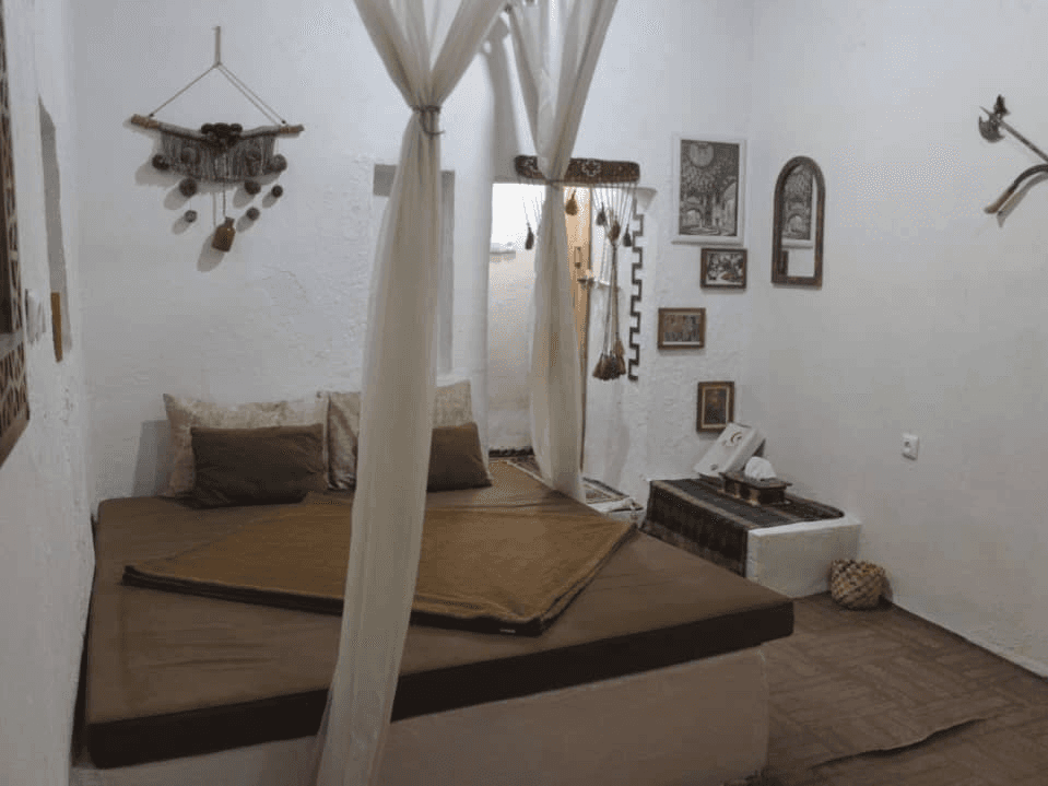 اجاره بومگردی ساحلی در هرمز - منصور حلاج  حیاط اقامتگاه 