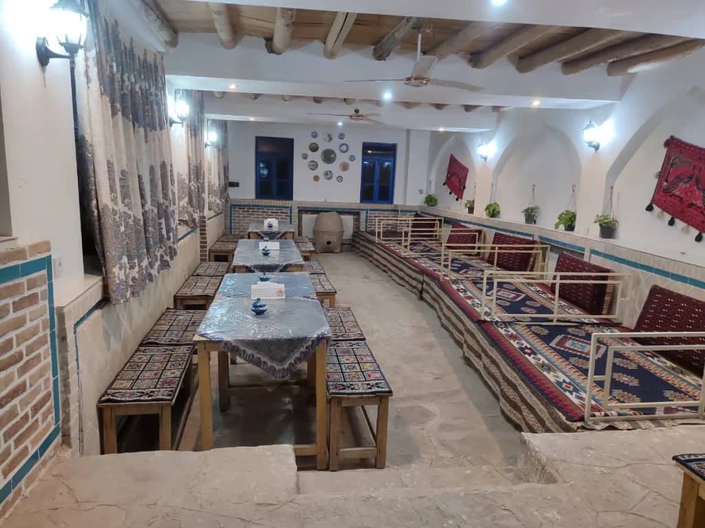 اجاره اقامتگاه بومگردی در درخت سپیدار بینالود - خاله زهرا محوطه اقامتگاه