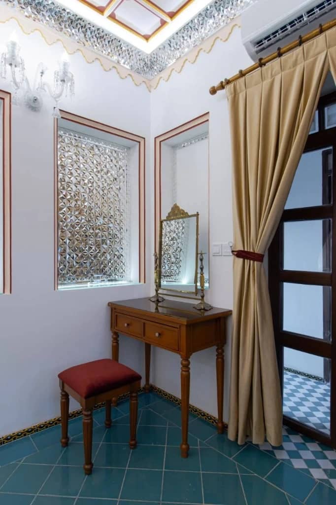 بوتیک هتل سنتی در شیراز - ناربن نما و حیاط 