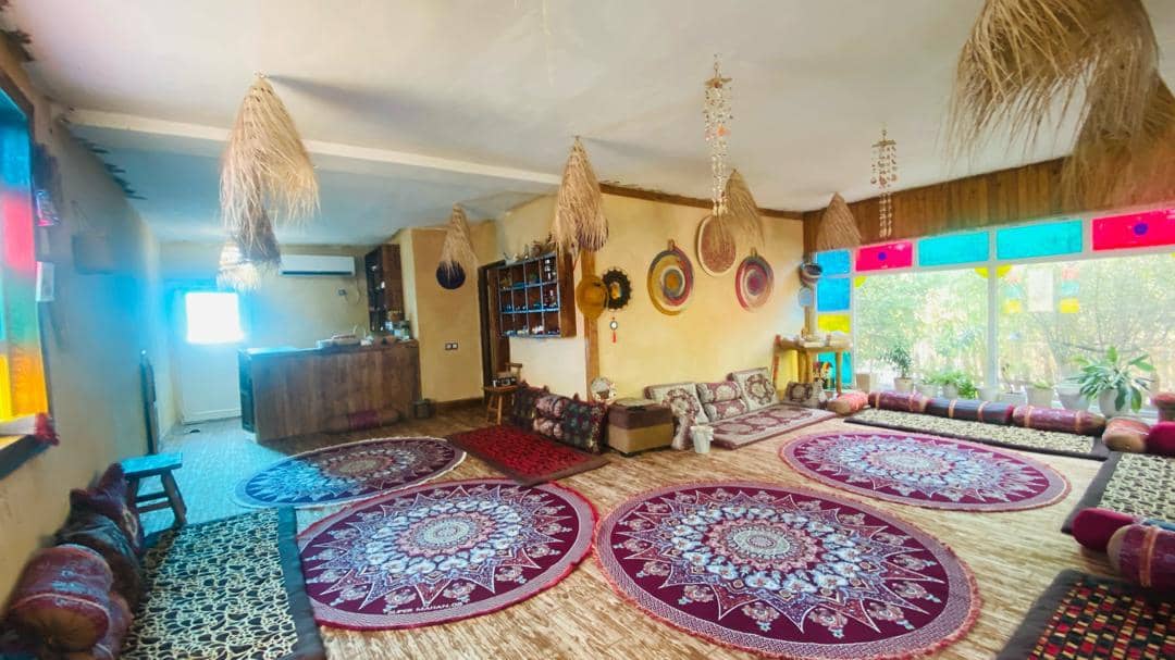 اقامتگاه بومگردی ساحلی در روستای جبرانی بندر دیر  فضای اصلی 