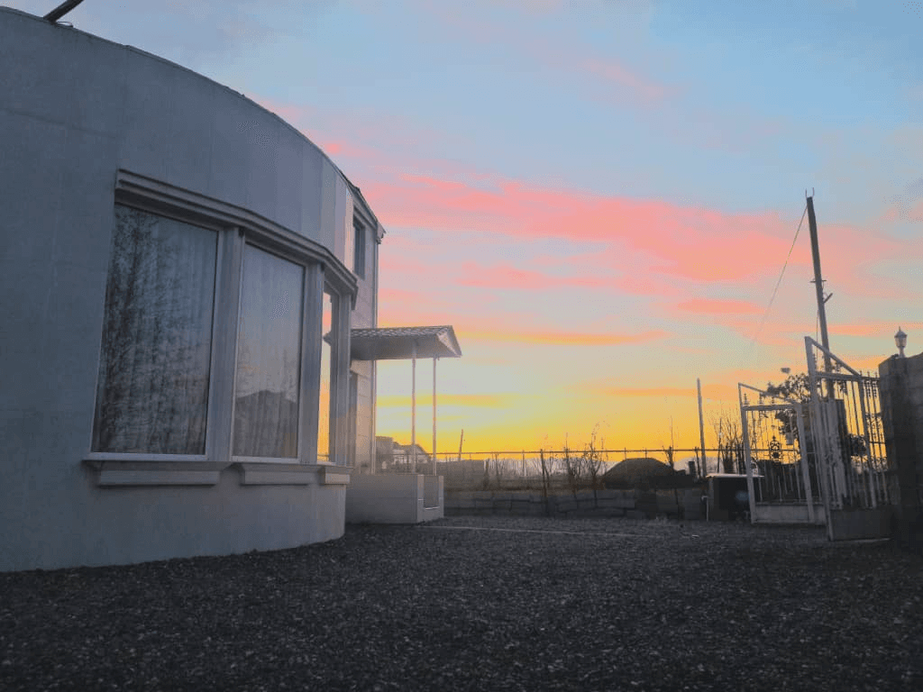 اجاره ویلا تکخواب در روستا دلچه کنار رودخانه - سنگر  حیاط ویلا 