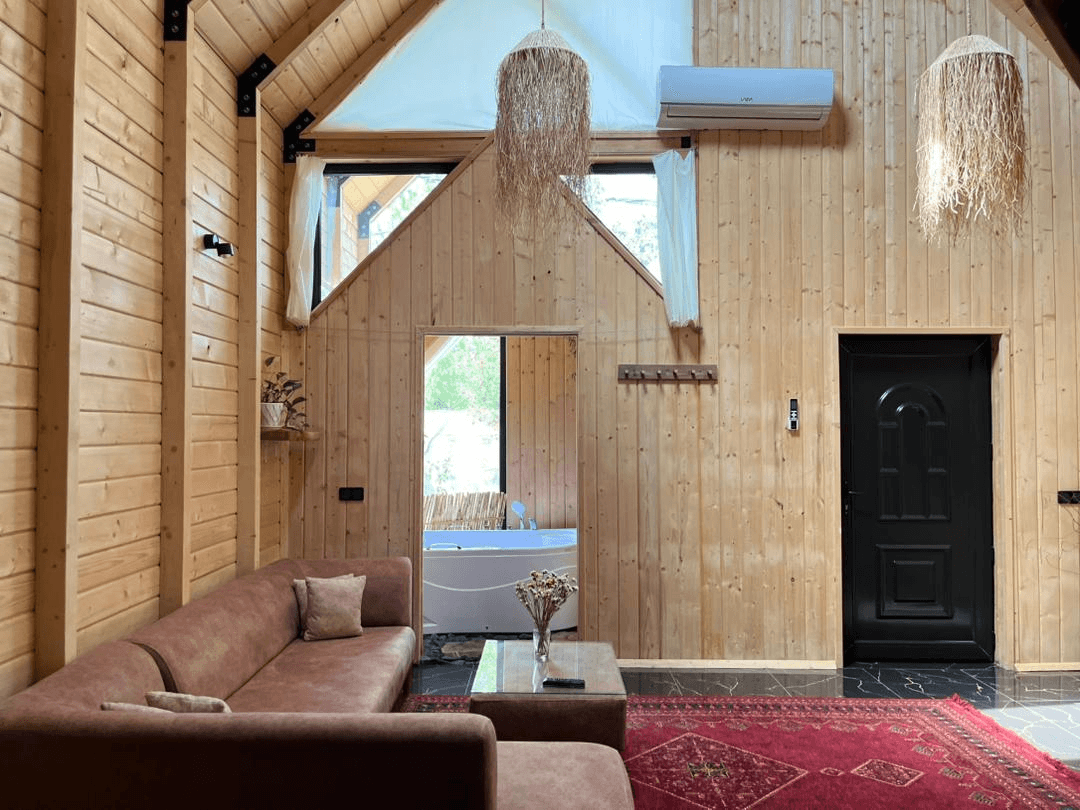 اجاره کلبه سوئیسی جکوزی دار در روستا میانرود رضوانشهر - هیلا  نما کلبه 