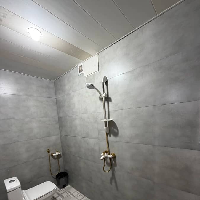 اجاره بومگردی در کوشکنار پارسیان - لاله گرس حیاط اقامتگاه