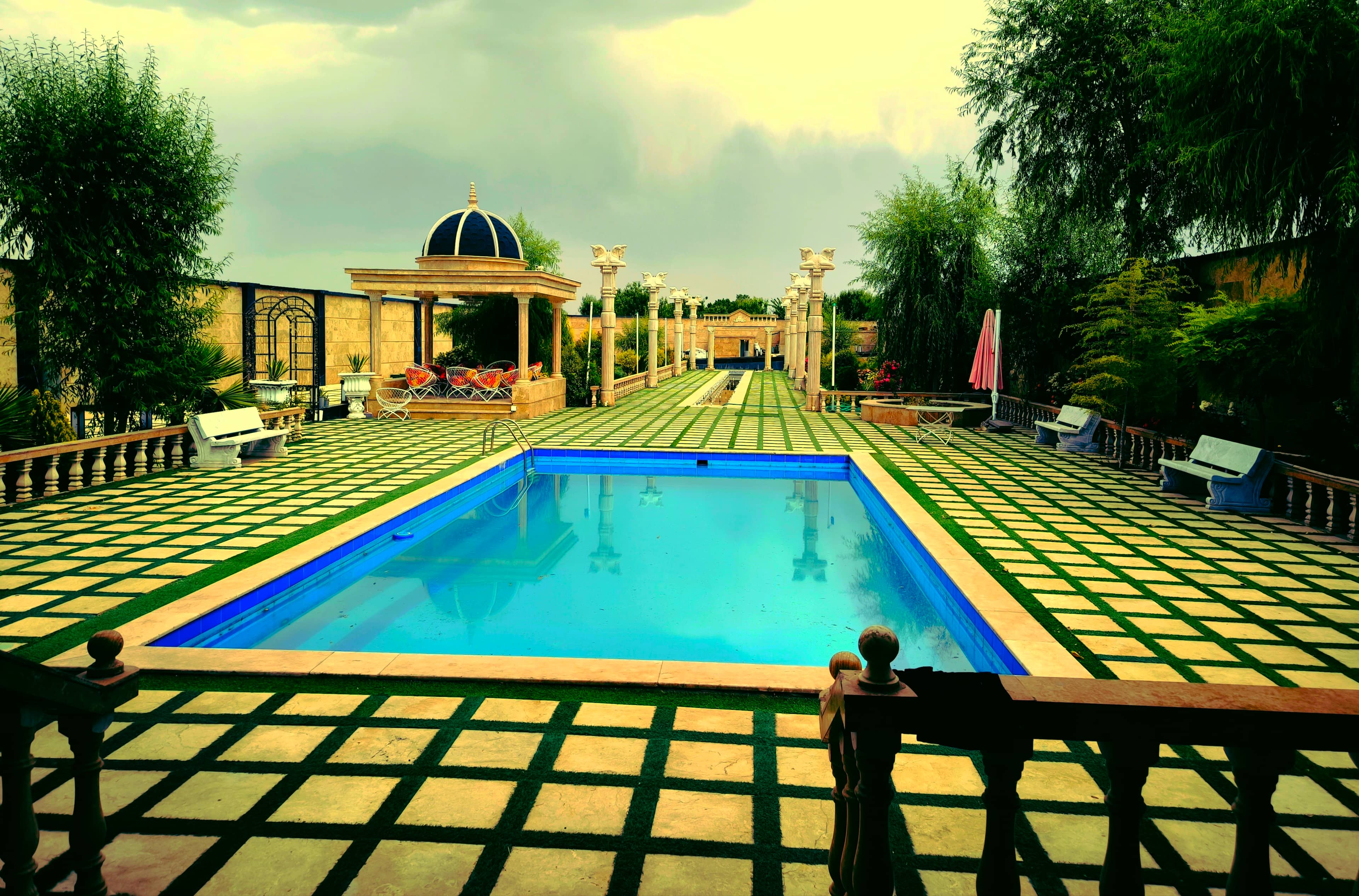 ویلا با استخر سرپوشیده آبگرم در روستای برکان اصفهان  نما ویلا 