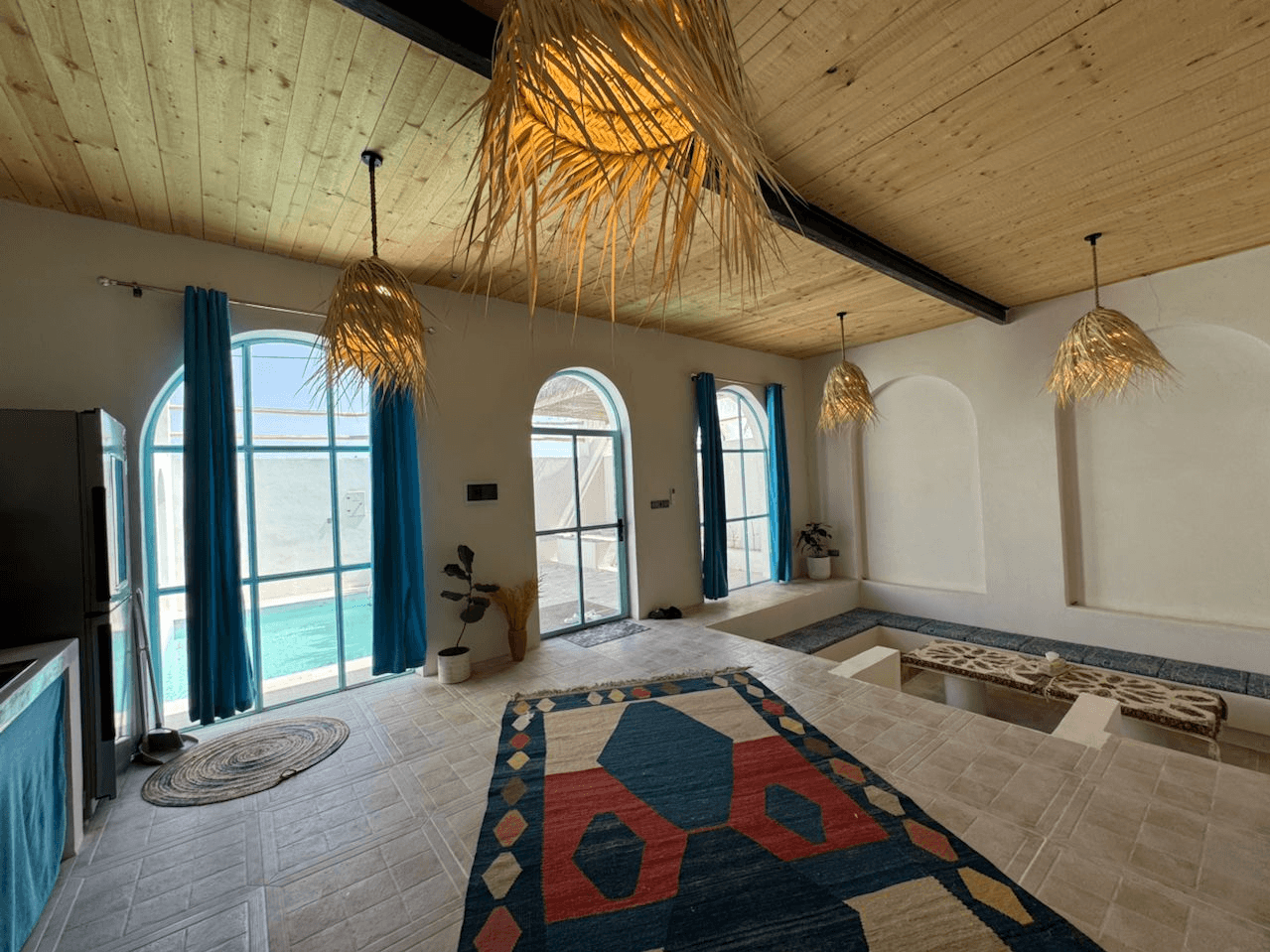 ویلا دوخوابه با استخر روباز در طبل قشم - کوکو حیاط و استخر 