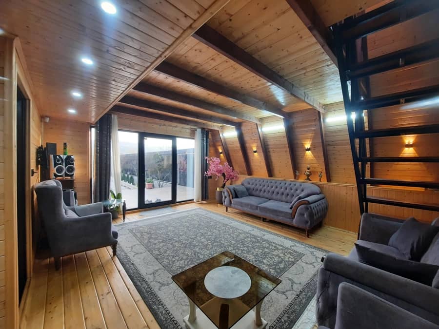 کلبه سوئدی با استخر روباز آبگرم در بهشهر  نما کلبه 