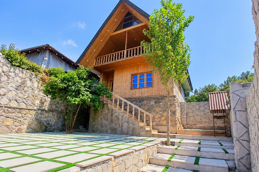 کلبه چوبی دوبلکس در روستای کاردر کلا - شیرگاه  تراس و چشم انداز 