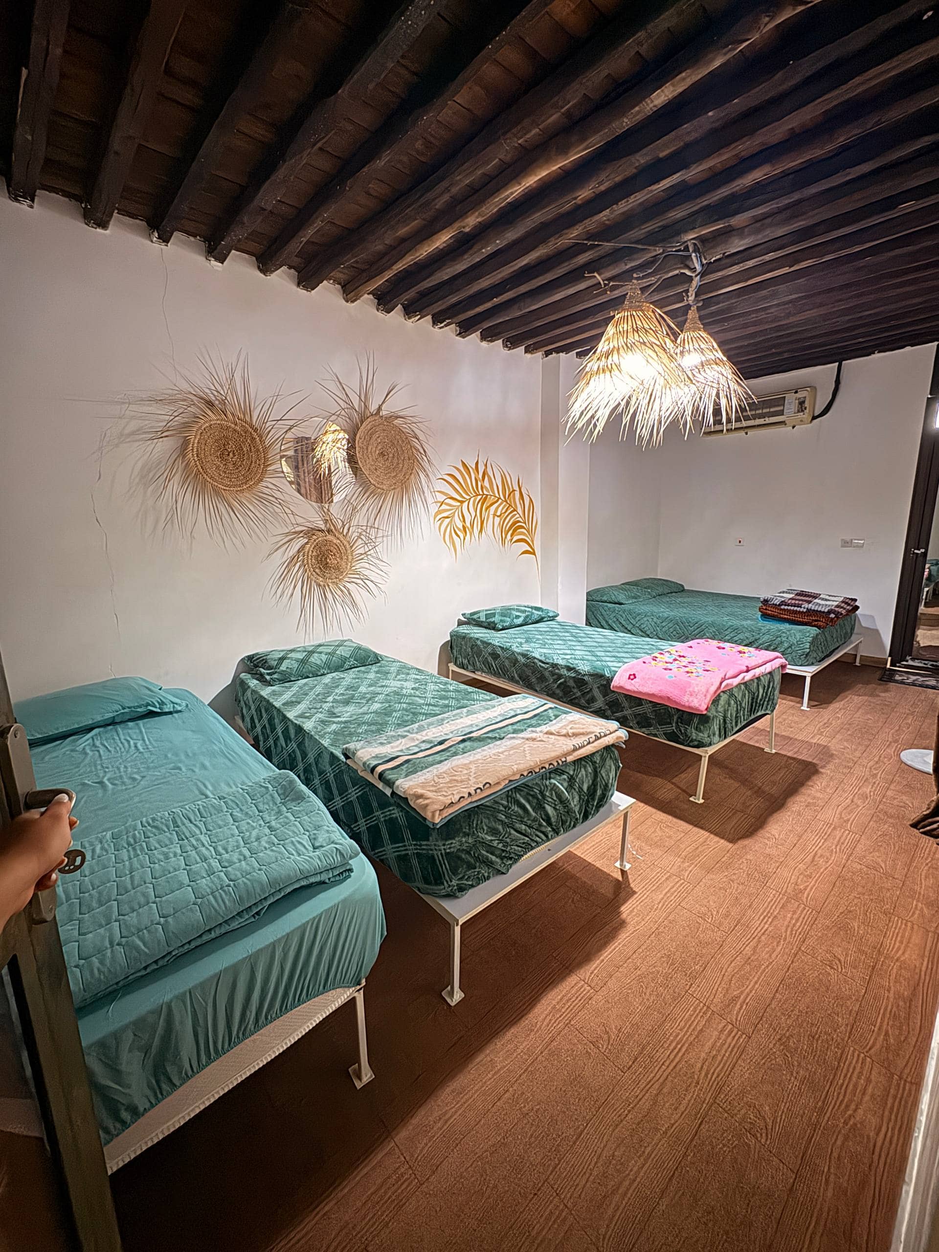 اجاره اتاق بوم گردی در باغستان پارسیان - اتاق3 نما بیرون و نشیمن اشتراکی 