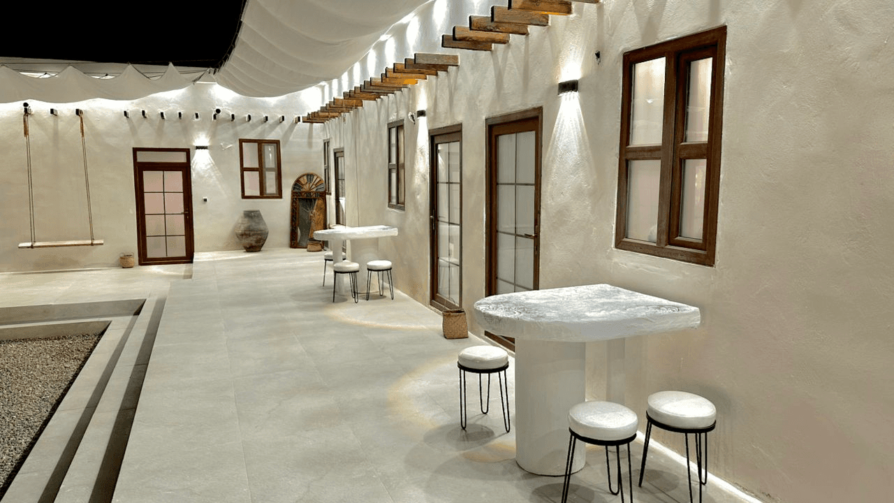 اجاره بومگردی نزدیک ساحل در سهیلی قشم - ماه 4 حیاط در شب 