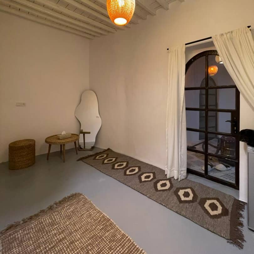 اقامتگاه بومگردی در گوران قشم - نخلا حیاط و استخر