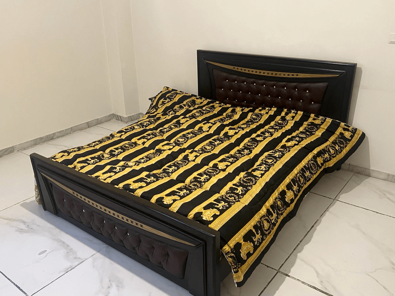 اجاره آپارتمان در خیابان کاشانی تهران - طبقه همکف  سالن 