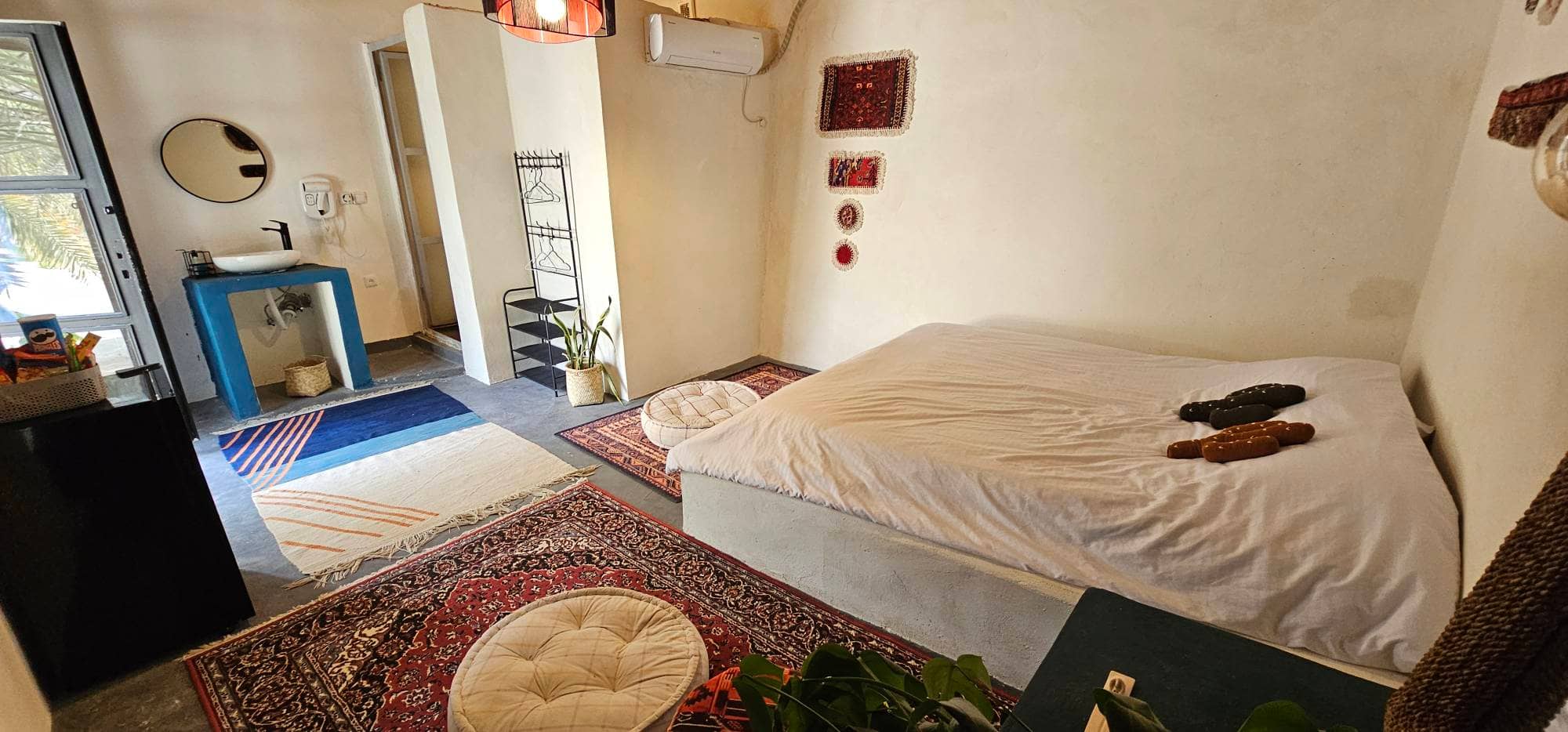 بومگردی در روستا معتمدآباد طبل - کاکتوس حیاط و استخر 