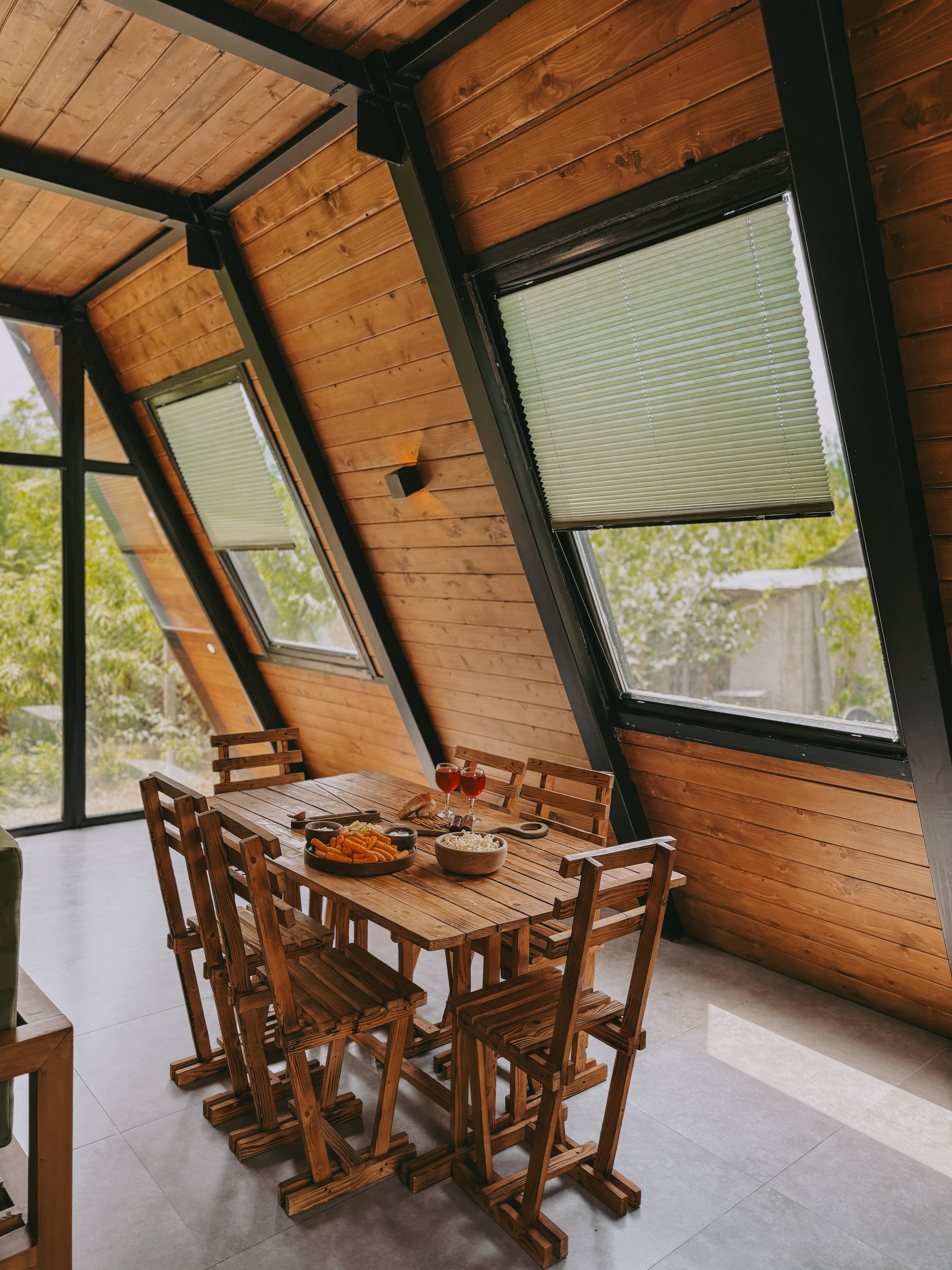 کلبه سوئیسی جنگلی در روستا کوره بر لاهیجان نما کلبه 