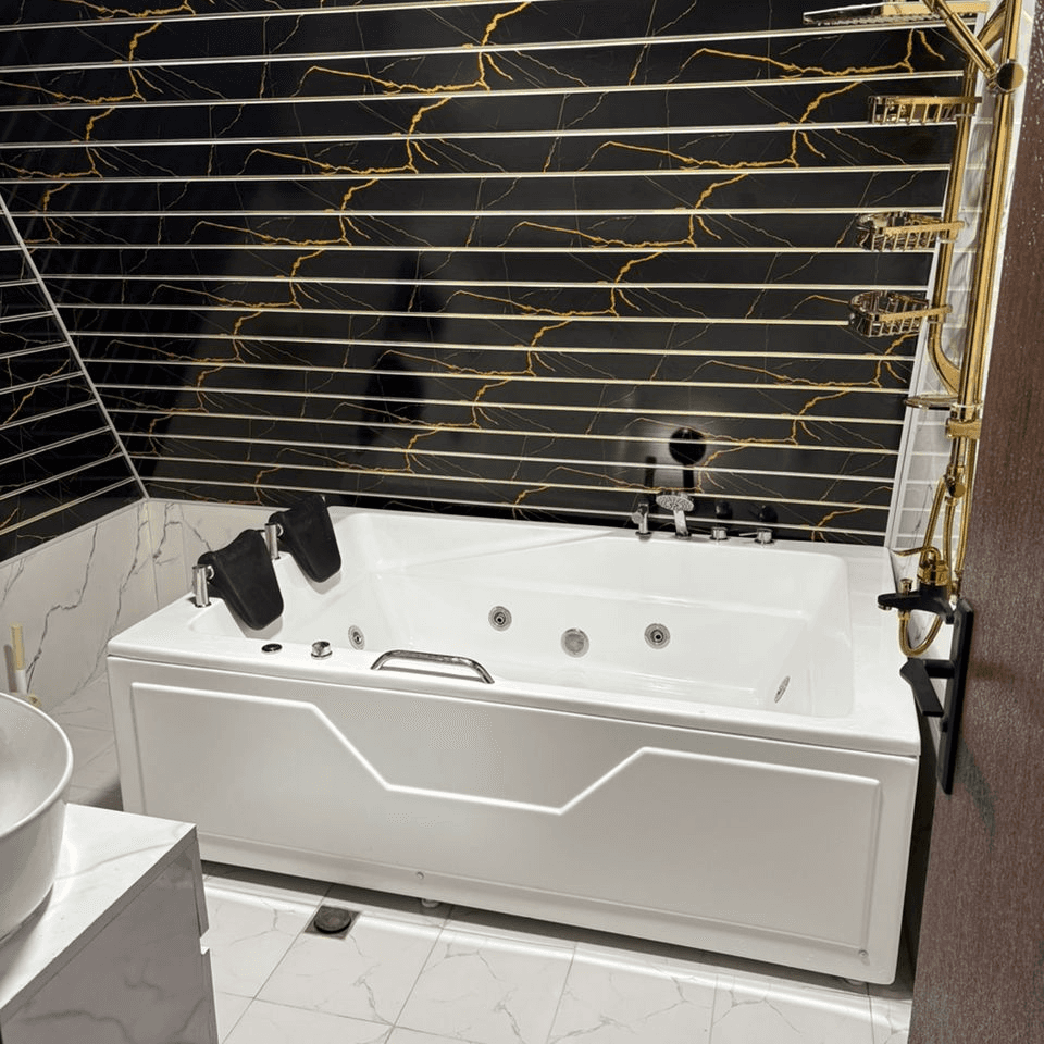 اجاره کلبه سوئیسی جکوزی دار در لاکان رشت - دوخواب نما کلبه 